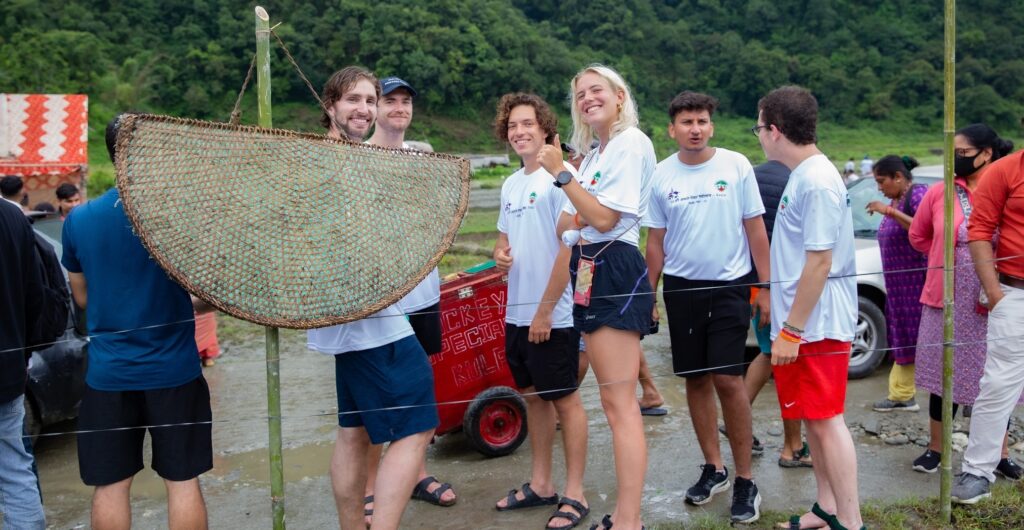 Foreign and local participants enjoy mud games and rice planting at the National Rice Plantation Festival. Wearing Syakhu.